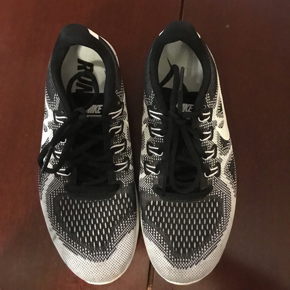 Nike woman black and white running shoes